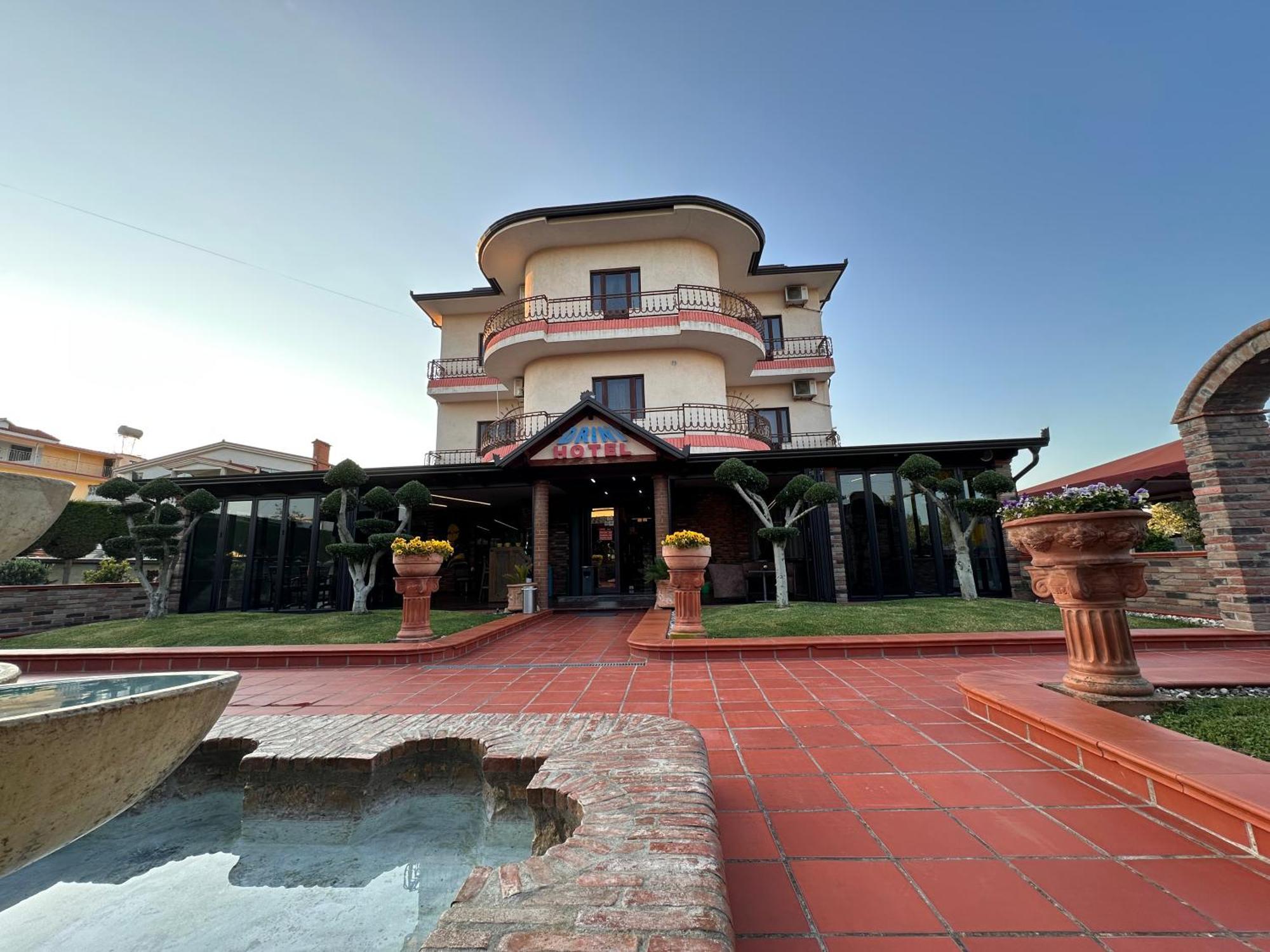 Drini Hotel Rrashbull Esterno foto